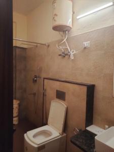 Akbarpurにあるlakmi hoteLのバスルーム(トイレ付)、壁の照明