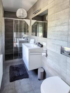 Kúpeľňa v ubytovaní Apartamenty Alcatraz z jacuzzi