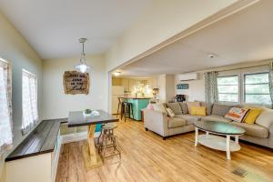 una sala de estar con un sofá y una mesa en Ozarks Family Retreat with Beaver Lake Access!, en Garfield