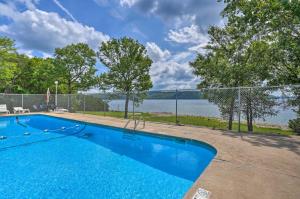 una piscina con vista al agua en Ozarks Family Retreat with Beaver Lake Access!, en Garfield