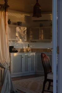 Dapur atau dapur kecil di Luxury Couples Hideaway by the Sea