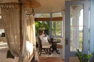 Gæster der bor på Luxury Couples Hideaway by the Sea