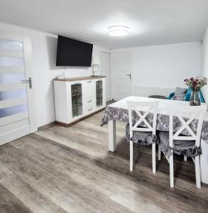 Televízia a/alebo spoločenská miestnosť v ubytovaní Apartamenty Alcatraz z jacuzzi