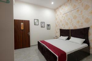 Giường trong phòng chung tại Elegant 6 Bedroom Boutique Villa Near Taj Mahal +28 ảnh