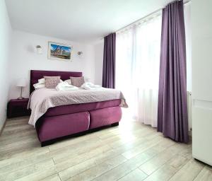Posteľ alebo postele v izbe v ubytovaní Apartamenty Alcatraz z jacuzzi