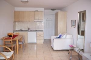 Kitchen o kitchenette sa Apartments Tamarix