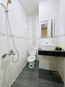 a bathroom with a toilet and a sink at Khách Sạn Ngọc Hà in Ho Chi Minh City