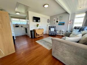 TV a/nebo společenská místnost v ubytování Beach Cottage 37 - Coastal Getaway, Minutes from the Beach