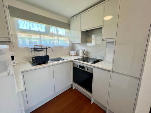 Kuchyň nebo kuchyňský kout v ubytování Beach Cottage 37 - Coastal Getaway, Minutes from the Beach