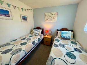 Postel nebo postele na pokoji v ubytování Beach Cottage 37 - Coastal Getaway, Minutes from the Beach