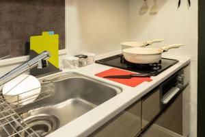 Una cocina o cocineta en リベール博多駅前505