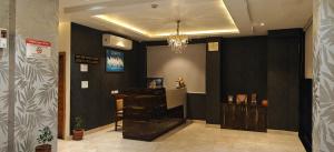 ジャイプールにあるHotel Karma Inn I Hotel Near To Jaipur Airportのシャンデリアのあるバーのあるロビー