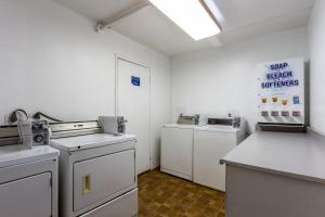 Кухня или мини-кухня в Motel 6 Glendale Phoenix
