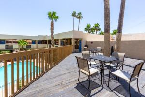 Бассейн в Motel 6 Glendale Phoenix или поблизости