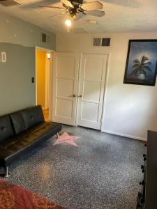 フェニックスにあるPhoenix Hollywood Private Roomのリビングルーム(ソファ、星付)