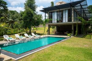 Bazén v ubytování Thompson Heights Luxury Villa in Galle nebo v jeho okolí