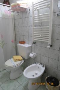 Ett badrum på Hosteria Kaiken Gregores