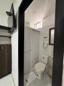 baño con aseo y TV. en Hotel Gixael, en Santa Marta 12 fotos más