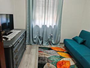 a living room with a blue couch and a window at Da Lina in Aosta