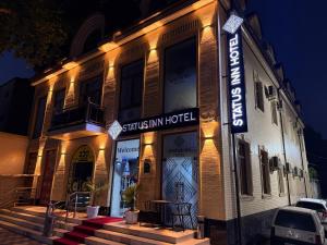 撒马尔罕Status Inn Hotel的一栋建筑，上面写着“西斯廷斯旅馆”