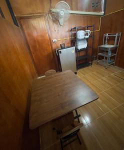 Una vista aérea de una cocina con una mesa y un refrigerador. en Lamai home 4, en Ko Yao Noi