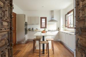 a kitchen with a table and some chairs in it at Zebra Moon by muse villas in Cap Malheureux