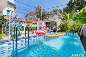 ein Pool mit zwei aufblasbaren Gegenständen im Hinterhof in der Unterkunft Biệt Thự Hồ Bơi VTU Bãi Sau in Vũng Tàu