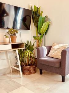 Et opholdsområde på patio de luja centro parking y piscina