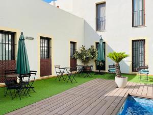 Swimmingpoolen hos eller tæt på patio de luja centro parking y piscina