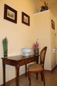 einen Tisch mit einer Schüssel und einem Stuhl in einem Zimmer in der Unterkunft Residenza Sant'Emiliano in Trevi