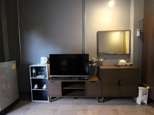 a television sitting on a dresser in a room at One Beat Vintage&Bistro in Ban Puk (1)