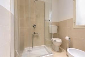 Un baño con ducha, inodoro y lavabo. en Pinocchio House, en Florencia