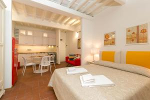 una camera con un grande letto e una cucina di Pinocchio House a Firenze