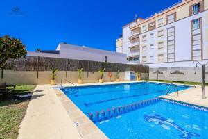 una gran piscina frente a un edificio en Comeback A un Suspiro del Mar, en La Herradura