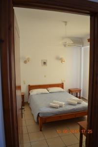sypialnia z łóżkiem i dwoma ręcznikami na nim w obiekcie Molivos Castle Apartments w mieście Mythimna +27 zdjęć