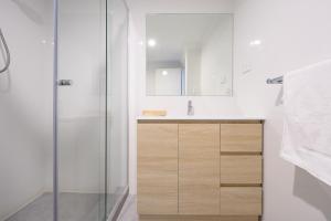 un baño con lavabo y ducha en 104 EastPerth Euphoria Escape 2BR Parkng, en Perth 61 fotos más