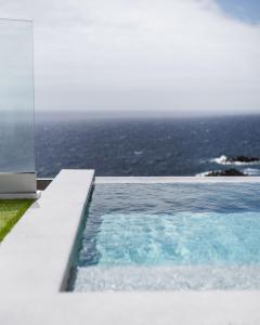 basen z oceanem w tle w obiekcie V&C Luxury Village w mieście Breña Baja