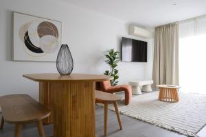 una sala de estar con una mesa y una silla en 104 EastPerth Euphoria Escape 2BR Parkng, en Perth