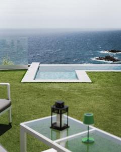patio ze stołem i widokiem na ocean w obiekcie V&C Luxury Village w mieście Breña Baja