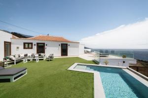 podwórko z trawnikiem i basenem w obiekcie V&C Luxury Village w mieście Breña Baja +37 zdjęć