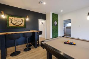 a room with a pool table and a bar at Spa & Pure Relaxation - Chalet Saint-Cerf in Saint Come
