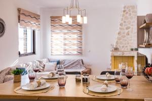 a living room with a table with plates and wine glasses at Gina's house in Asklipiḯon