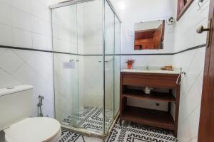 a glass shower in a bathroom with a sink at Pousada Boutique Recanto Do Encanto - GAMBOA - Morro de São Paulo in Morro de São Paulo