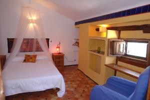 1 dormitorio con 1 cama con mosquitera en Casa Rural Plaza De Santa Maria, en Cazorla
