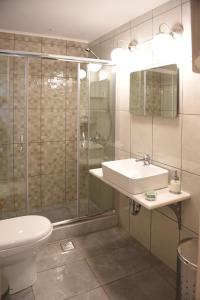 Bilik mandi di Kalogiannis Apartments (AcquaBlue & SunnyShades)