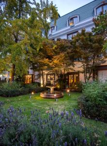 Um jardim no exterior de Park Plaza Bonaparte Boutique