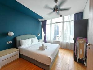 吉隆坡vortex suites klcc by twin tower vibes的卧室里有一张床，墙壁是蓝色的 更多37张照片