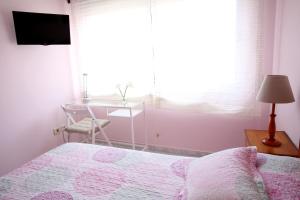 Posteľ alebo postele v izbe v ubytovaní Habitaciones Castelao