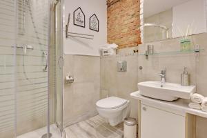 格地尼亞的住宿－格丁尼亞卡米恩尼卡旅舍，浴室配有卫生间、盥洗盆和淋浴。