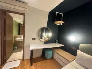 吉隆坡vortex suites klcc by twin tower vibes的一间带白色柜台和镜子的浴室
